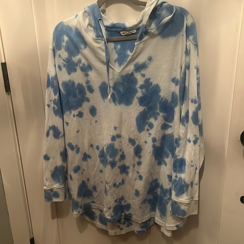 Light weight thermal shirt hoodie. Tie-dye look, longer fit